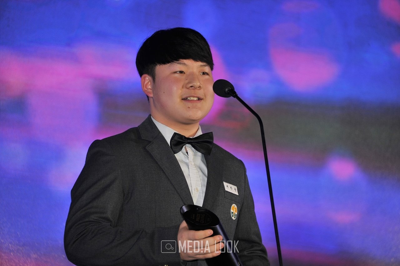 서승범 레이서 특별상 영드라이버상을 수상한 이찬준 선수가 수상소감을 전하고 있다.