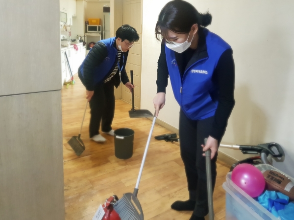 삼성바이오로직스 신입사원들이 인천보육원에서 봉사활동을 하고 있는 모습.