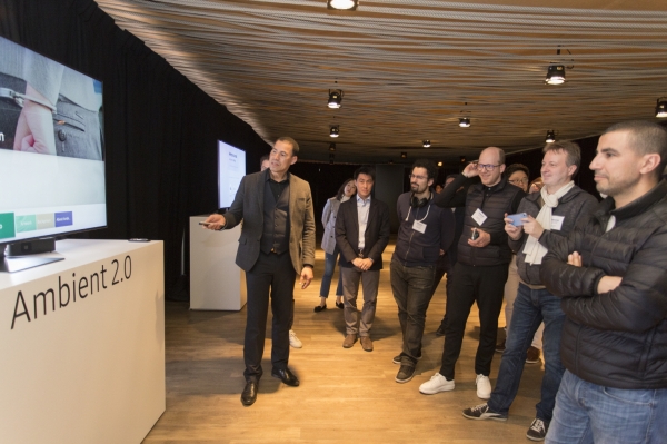 삼성전자가 2019년형 QLED TV를 출시하며 7일 유럽을 필두로 4월말까지 전 세계 주요 지역에서 '글로벌 테크 세미나'를 개최한다. 삼성전자 직원이 2019년형 QLED TV의 핵심 기술에 대해 설명하고 있다.