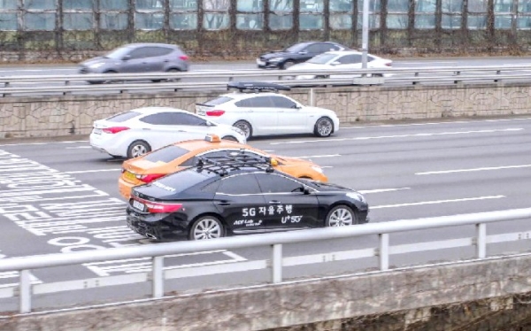 5G 자율주행차 ‘A1’이 서울 강변북로를 달리는 모습.