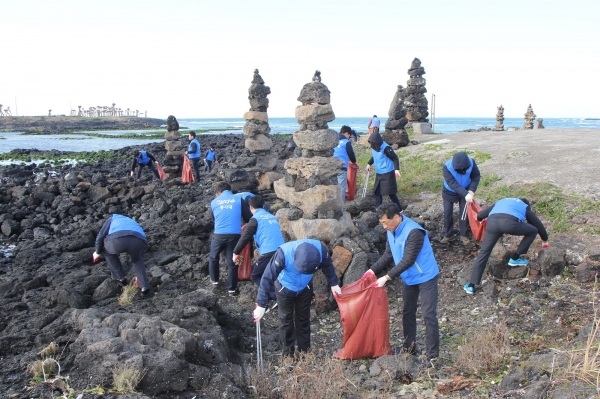 제주개발공사 삼다수봉사대가 22일 세계 물의 날을 맞아 제주지역 해안가와 용천수 일대에서 환경정화 활동을 펼쳤다.