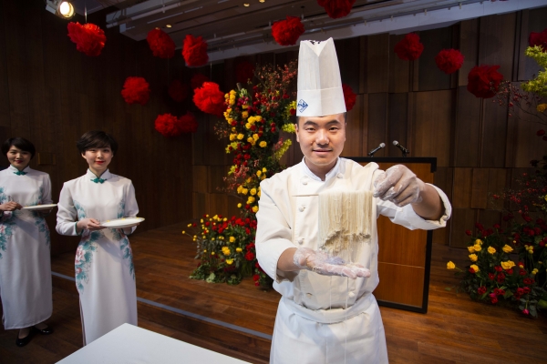 서울신라호텔에서 열린 '댜오위타이' 만찬 행사에서 '댜오위타이' 주방장이 중국 전통 면 요리인 용수면을 시연해 선보이고 있다.