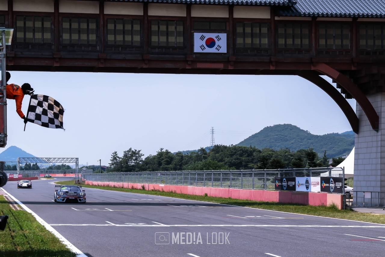블랑팡 GT 월드 챌린지 아시아 10라운드에서 가장 먼저 체커기를 받는 AAS 모터스포츠팀의 포르쉐 911 GT3 R 엔트리 #918 우티콘 인타프라삭Inthraphuvasak)