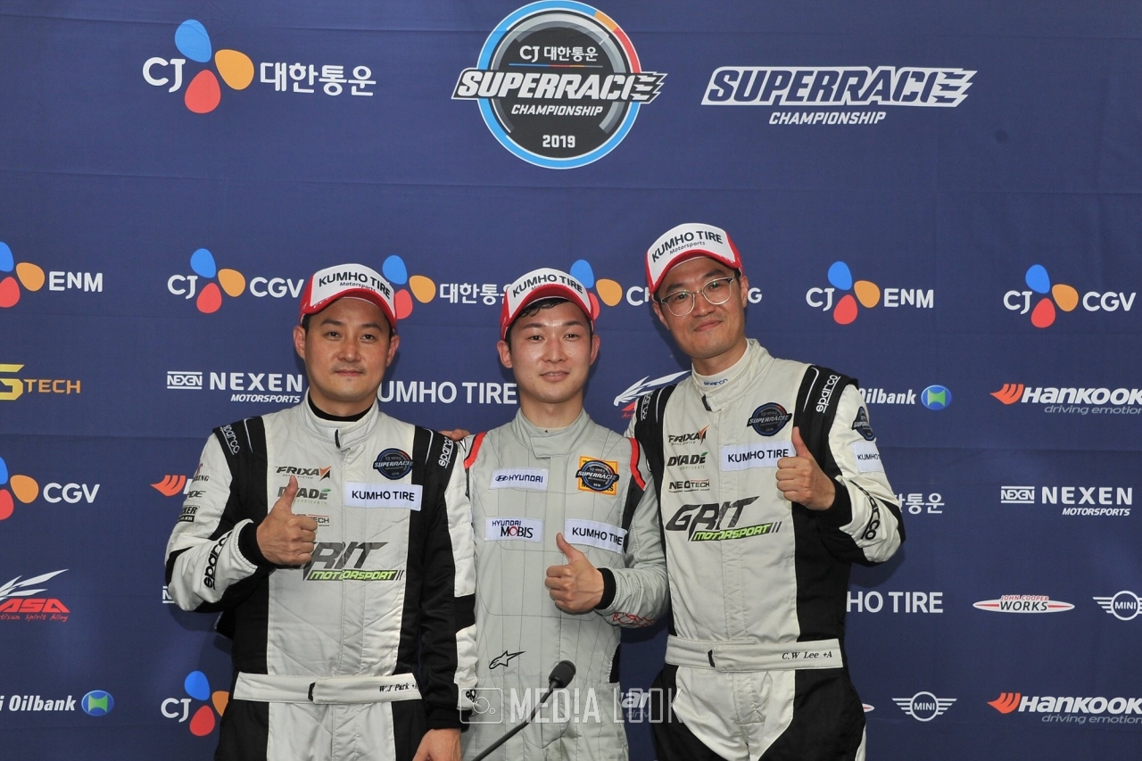 슈퍼레이스 5라운드 GT2 우승 다가스 박희찬(중앙), 그릿모터스포츠 듀오 박원재(좌) 2위, 이창우(우) 3위