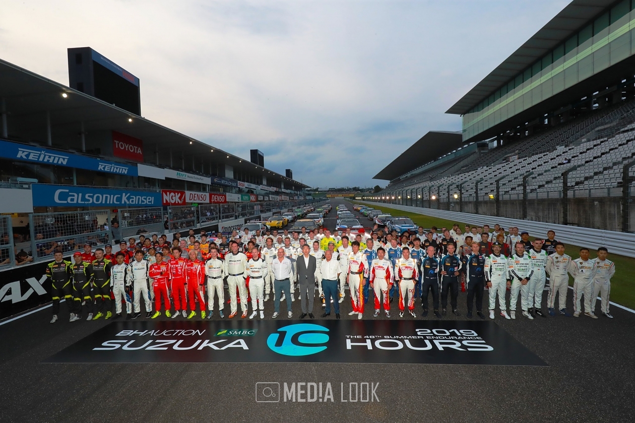 2019 스즈카 10시간 단체 기념 촬영을 위해 그리드에 서있다 / 사진 : 인터컨티넨탈 GT 챌린지