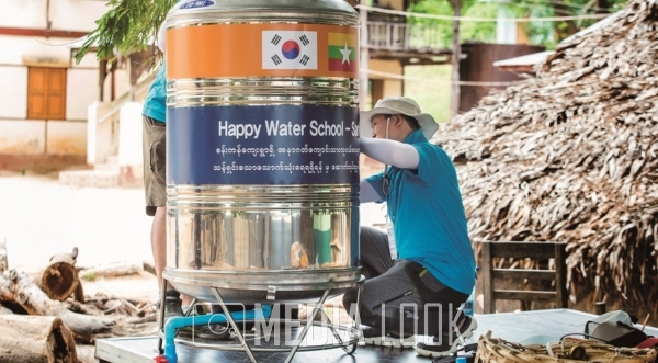 미얀마 봉사단이 학교급수대용 물탱크를 설치하고 있다. (사진=수자원공사).