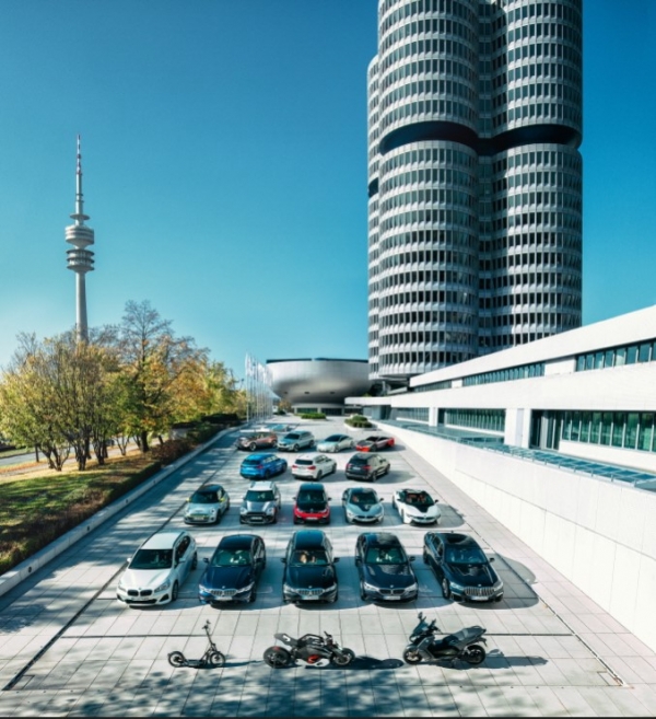 BMW 그룹이 올해 순수 전기차와 플러그인 하이브리드 차량을 포함한 전기화 차량 판매 50만대를 달성했다. (사진=BMW그룹)