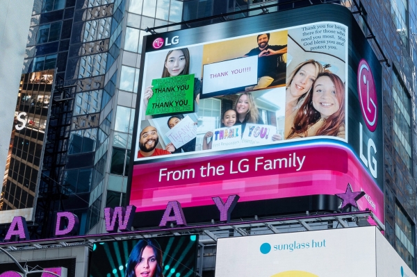 LG전자 '땡큐 메시지'가 출력 중인 타임스스퀘어 전광판. 제공=LG전자