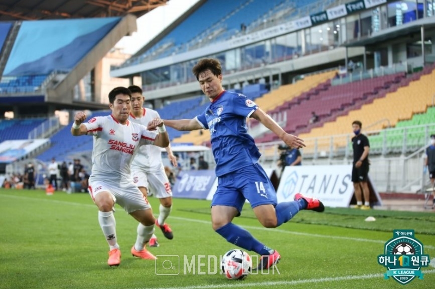 수원의 김건희가 패스를 시도하고 있다. 사진: 한국프로축구 연맹