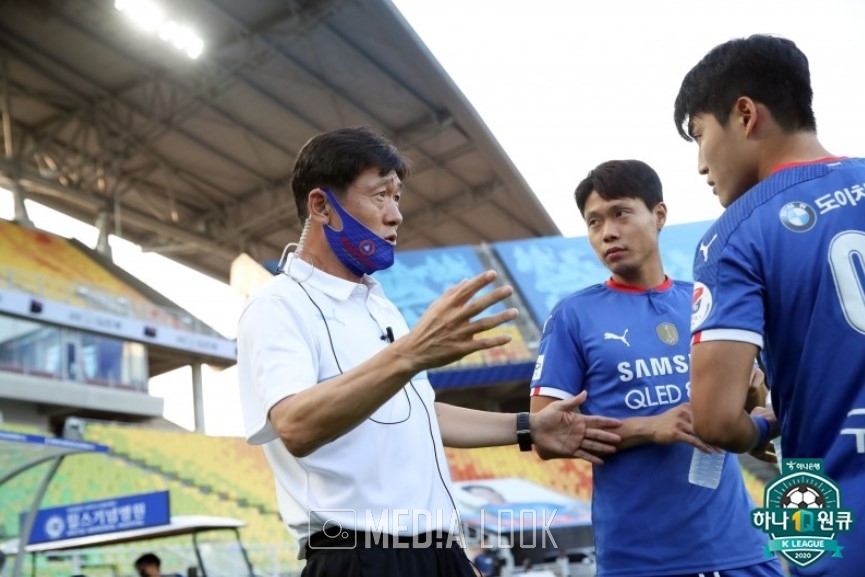 전술지시를 하는 수원 이임생감독 사진: 한국프로축구연맹