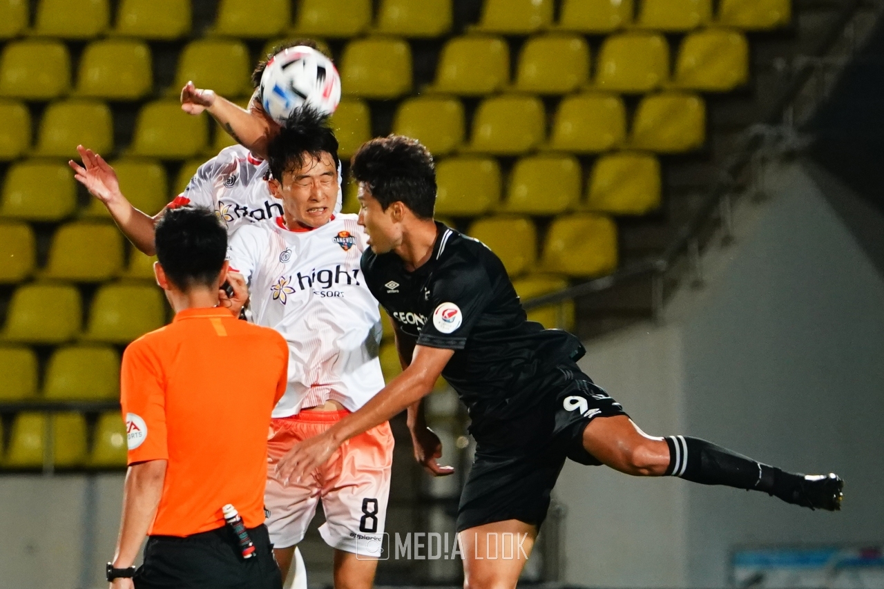 '하나원큐 K리그1 2020' 13라운드 성남FC와 강원FC의 경기에서 양팀 선수들의 치열한 경쟁이 펼쳐졌다. / 사진 = 진영석 기자