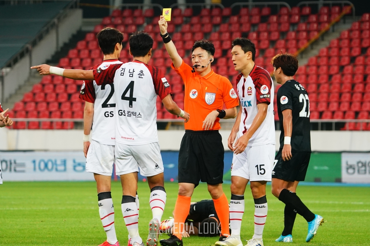 전반 성남 3개 서울 2개의 파울이 나오며 거칠게 경기가 시작됐다.