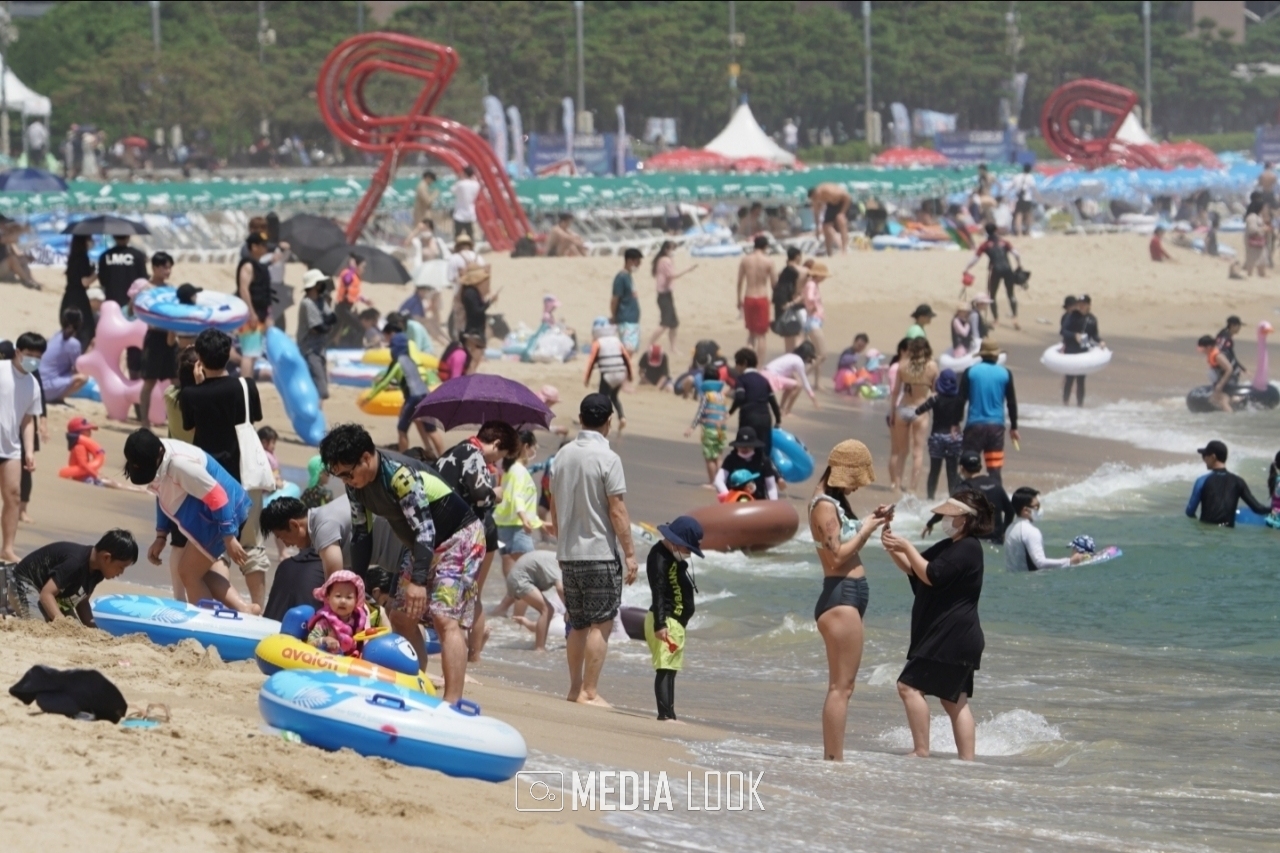 화창한 해수욕장을 찾은 피서객들이 휴가를 즐기고 있다. / 사진 = 진영석 기자
