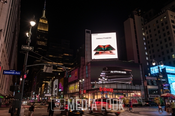 미국 뉴욕에 설치된 갤럭시Z폴드2 옥외광고. 제공=삼성전자
