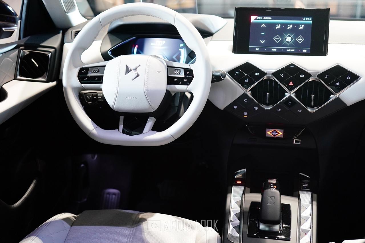 DS3 크로스백 E-텐스 운전석. 독특한 센터페시아 디자인이 눈길을 끈다.