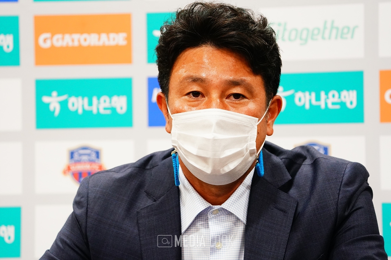 K리그2 21라운드 종료 후 공식인터뷰에 참석한 수원FC의 김도균 감독 / 사진 = 진영석 기자
