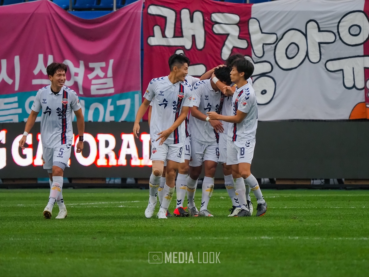 지난 10일 열린 대전하나시티즌과의 경기에서 결승골을 기록한 수원FC의 정재용을 축하하는 수원FC의 선수들 / 사진 = 김세환 기자