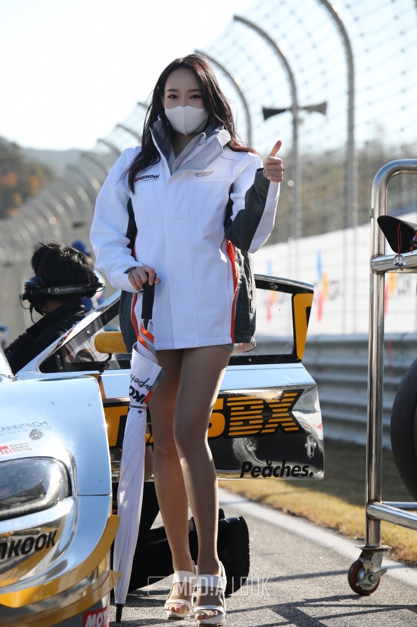 한국 타이어 모델 김다나가 엄지를 척 하고 올리고 있다. / 사진 = 김정주 기자