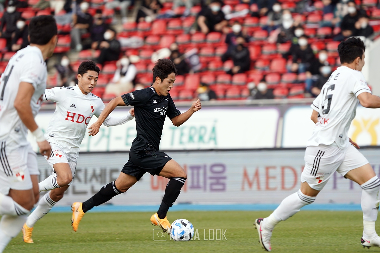성남FC와 부산 아이파크의 '하나원큐 K리그1 2020' 27라운드 경기가 탄천종합운동장에서 31일 열렸다. / 사진 = 진영석 기자