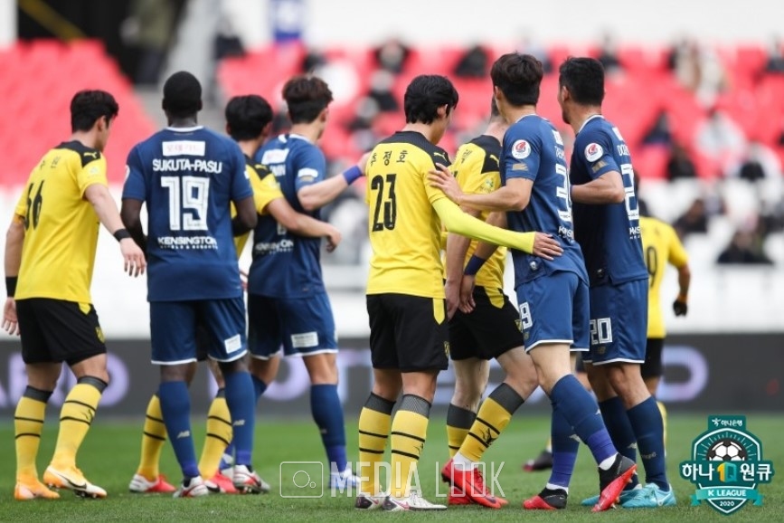 치열한 접전을 펼치는 서울 이랜드와 전남의 선수들 / 사진 = 한국프로축구연맹