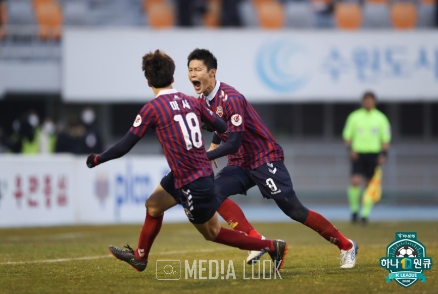 골 세레머니를 펼치는 수원FC의 안병준 / 사진 = 한국프로축구연맹