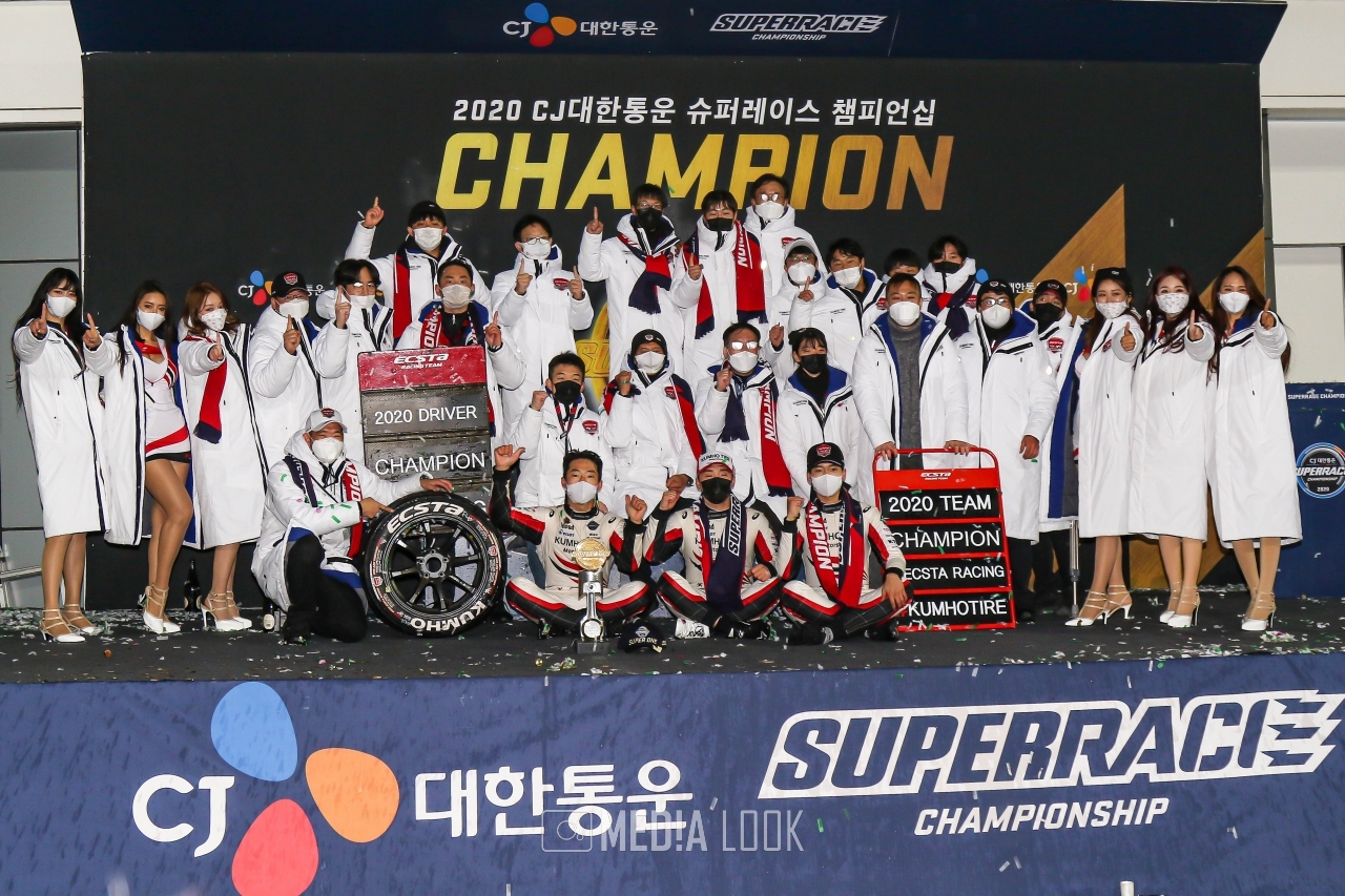2020 슈퍼레이스 슈퍼 6000 클래스 엑스타 레이싱 정의철이 드라이버, 팀 챔피언을 달성했다.