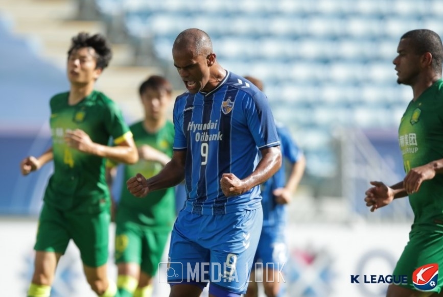 10일 열린 베이징 궈안전에서 멀티골을 기록한 울산현대의 주니오 / 사진 = 한국프로축구연맹