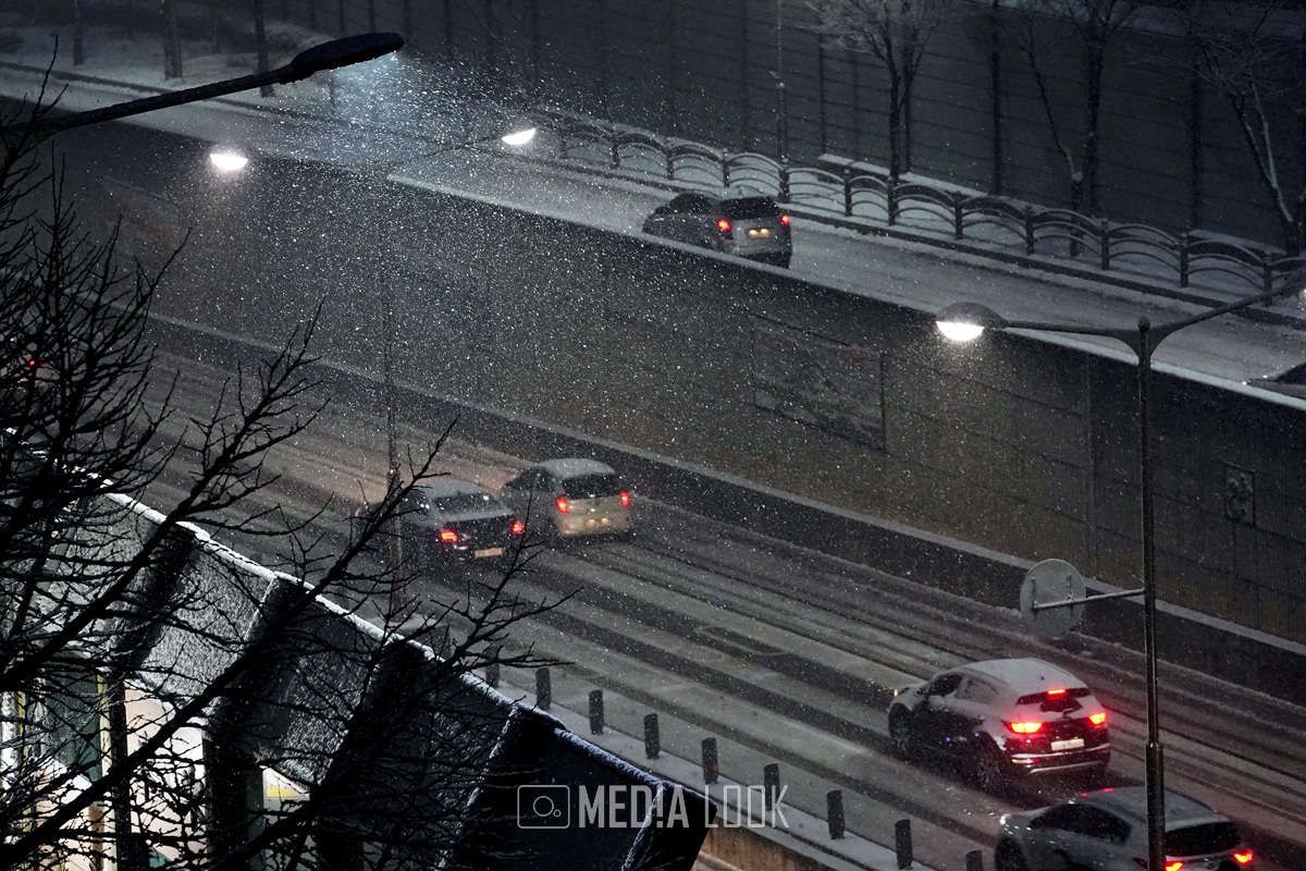 폭설로 쌓인 지하차도를 조심스럽게 진입하는 차량들 / 사진=진영석 기자