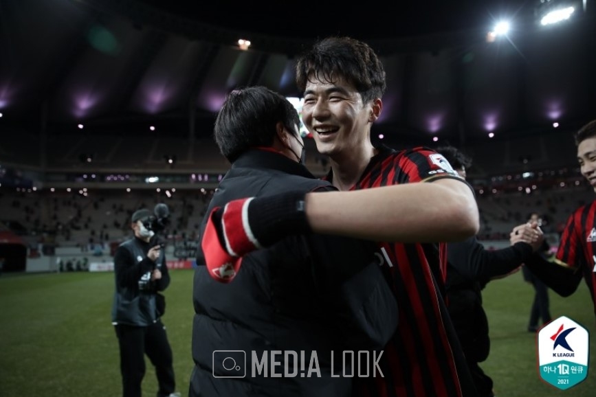 FC서울의 승리에 즐거워하는 기성용 / 사진 = 한국프로축구연맹
