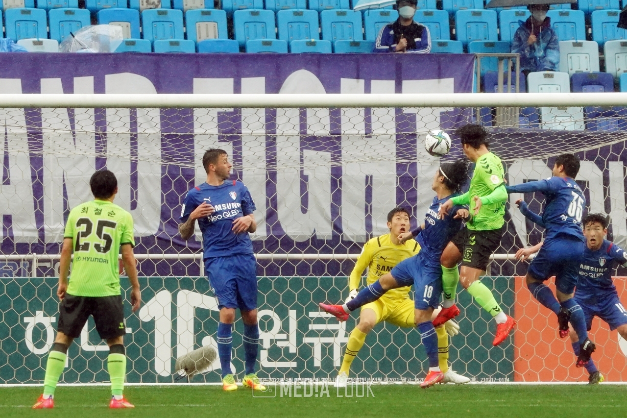 정확한 헤딩슛으로 득점을 성공시키는 전북현대 김보경
