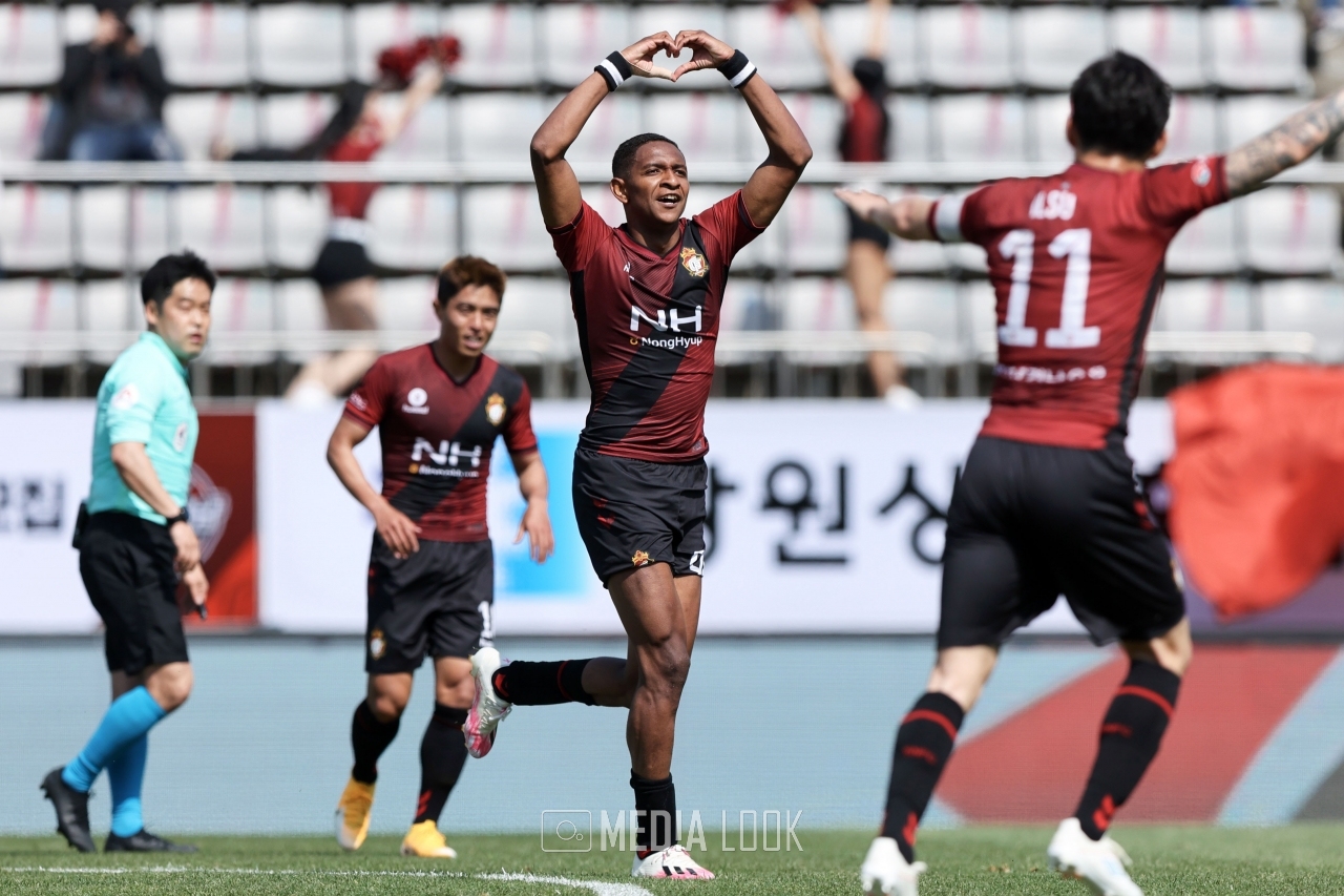 K리그2 8라운드 MVP를 수상한 경남FC의 에르난데스 / 사진 = 한국프로축구연맹