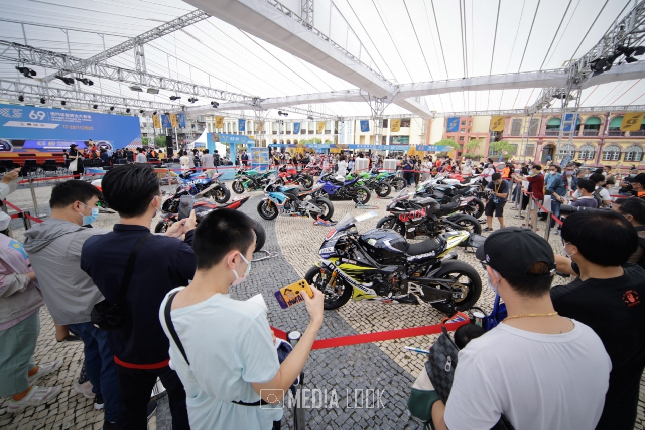 12일 마카오 그랑프리 개막식에서 전시된 모터사이클을 관람객들이 사진을 촬영하며 즐기고 있다. / 출처 : 마카오 그랑프리