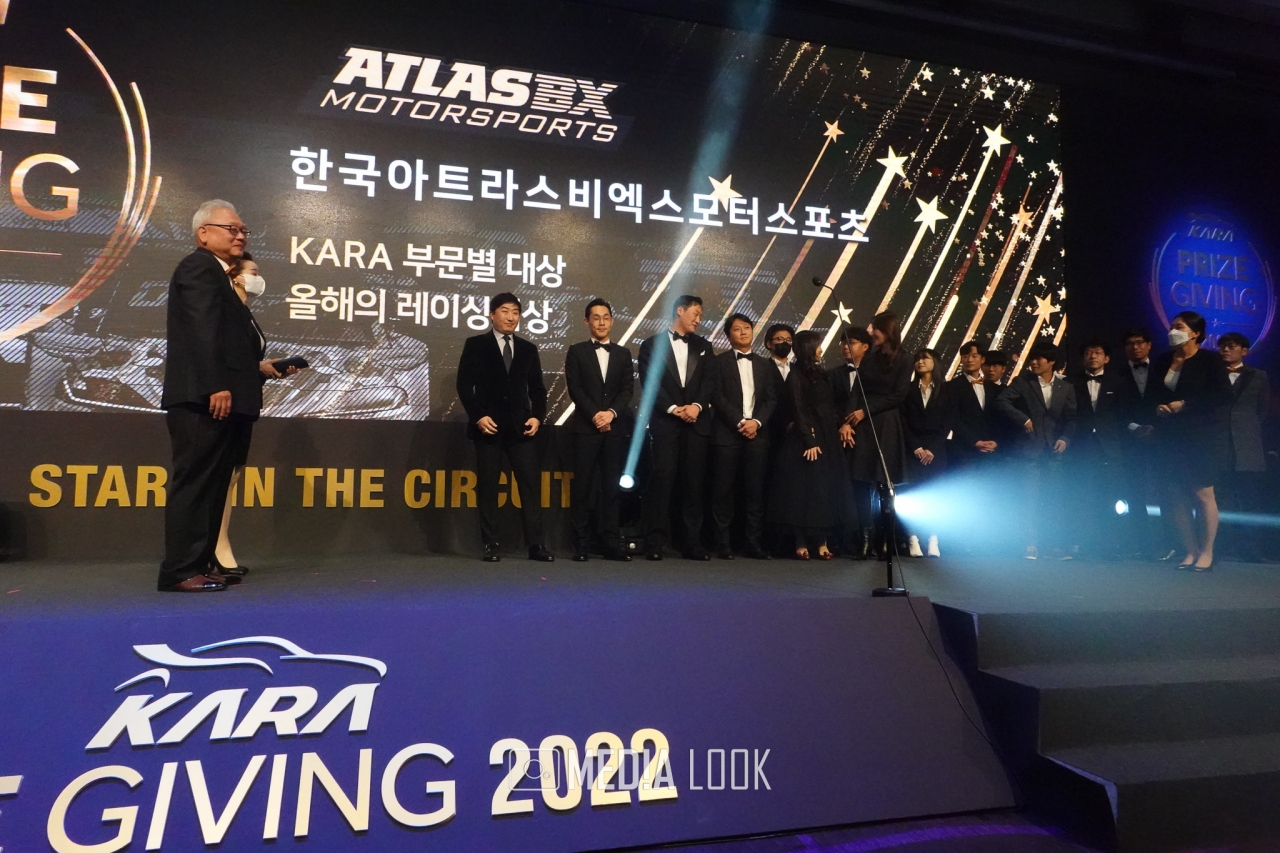 KARA PRIZE GIVING 팀 부문 대상인 ‘올해의 레이싱팀상’을 받은 '한국 아트라스BX 모터스포츠'