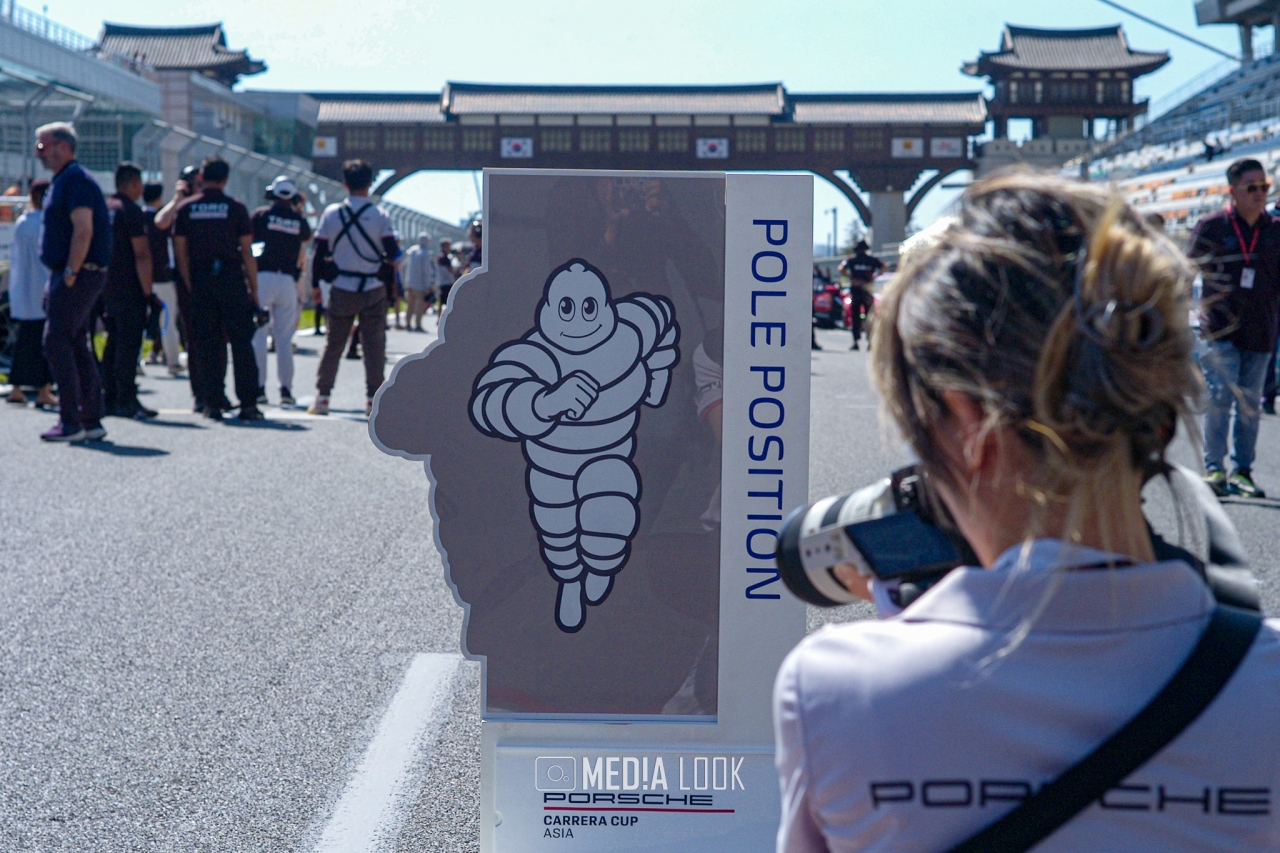 결승 그리드에 등장한 포르쉐 카레라컵의 공식타이어 미쉐린 마스코트를 포르쉐 미디어가 촬영하고 있다.