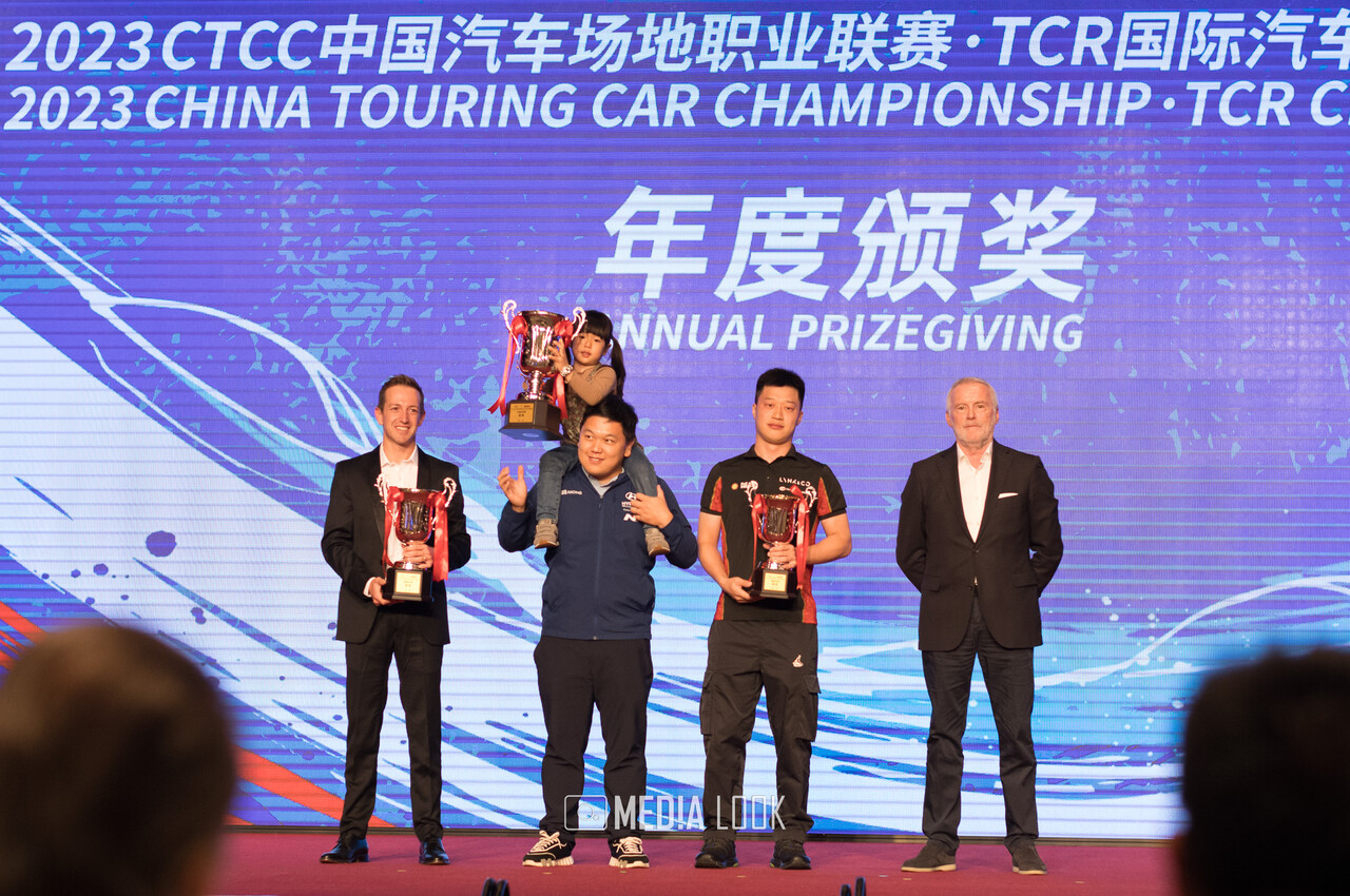 2023 CTCC 종합시상식 2위 '잭 영'(혼다 시빅 TCR)’의 팀원, 1위 카오 홍웨이(엘란트라 N TCR), 3위 장쯔창(중국/ZHANG Zhiqiang/Lynk&Co 03 TCR)’, WSC그룹(TCR 시리즈) 회장 마르첼로 로띠(Marcello Lotti) (좌측부터) / 사진 = 진영석 기자