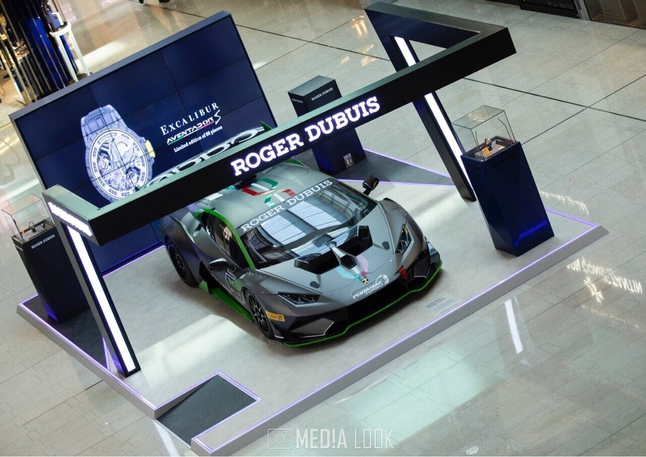 시계 브랜드인 로저드뷔(Roge Dubuis)와 파트너십을 제휴를 맺고 레이스카 홍보를 하고 있다. / 출처 = Lamborghini Squadra Corse