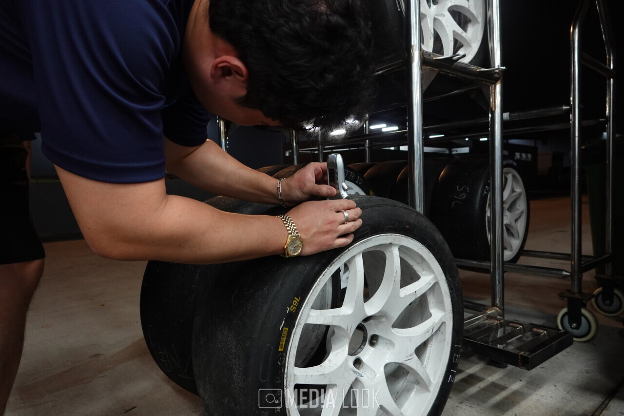 배정된 '미쉐린' 타이어의 마모도를 체크하는 '조순호' 엔지니어 / 사진 = 이서연 기자