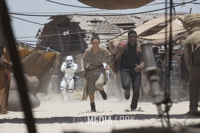 Star Wars: The Force Awakens..L to R: Rey (Daisy Ridley) and Finn (John Boyega)..Ph: David James..©Lucasfilm 2015
